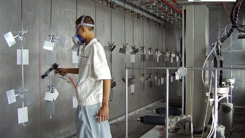 在施工过程中，可以通过以下方法判断施工温度是否适宜：